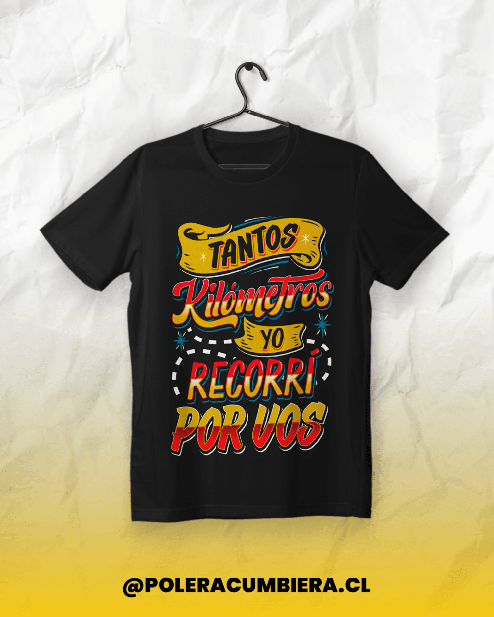 Polera negra con diseño inspirado en Caligaris y la frase "Tantos kilómetros yo recorrí por vos", lettering colorido y estilo cumbiero.