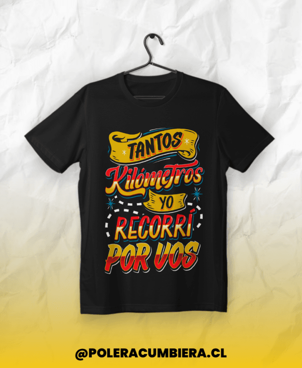 Polera negra con diseño inspirado en Caligaris y la frase "Tantos kilómetros yo recorrí por vos", lettering colorido y estilo cumbiero.