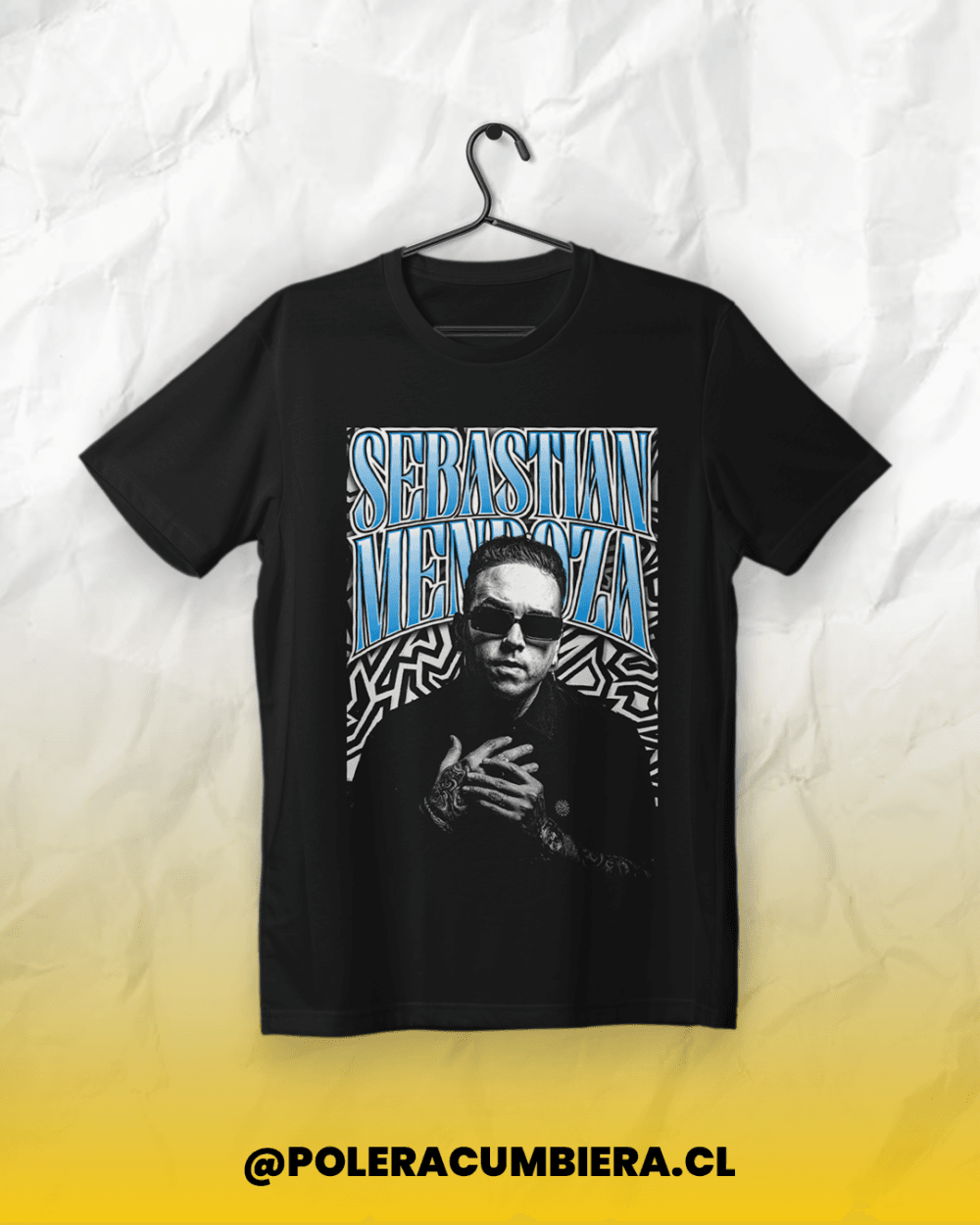 Polera negra con diseño gráfico de Sebastián Mendoza, cantante de cumbia argentino, estilo urbano y tipografía azul, vendida por @poleracumbiera.cl